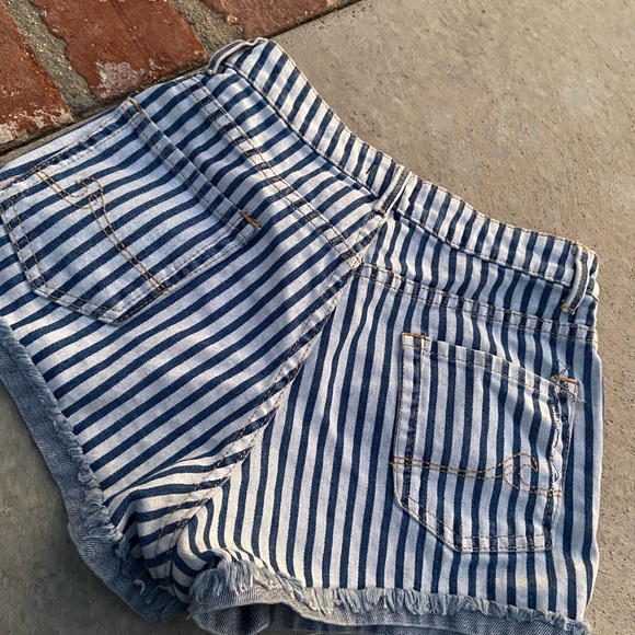 ROXY JEAN SHORTS - Picture 2 of 6